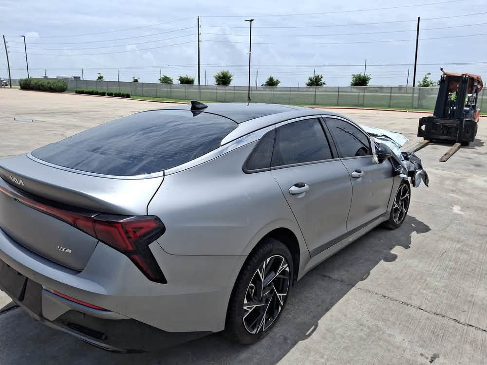K5 GT_LINE 2025 
فول مواصفات
لون  سلفر طافي الون الجديد
واصل بغداد حرة ١٣٠ ورقة واذا واصل عمان ١٠٧ورقة
السيارة حالين بل الحرة اي استفسار اتصل وبخدمتك ***********
