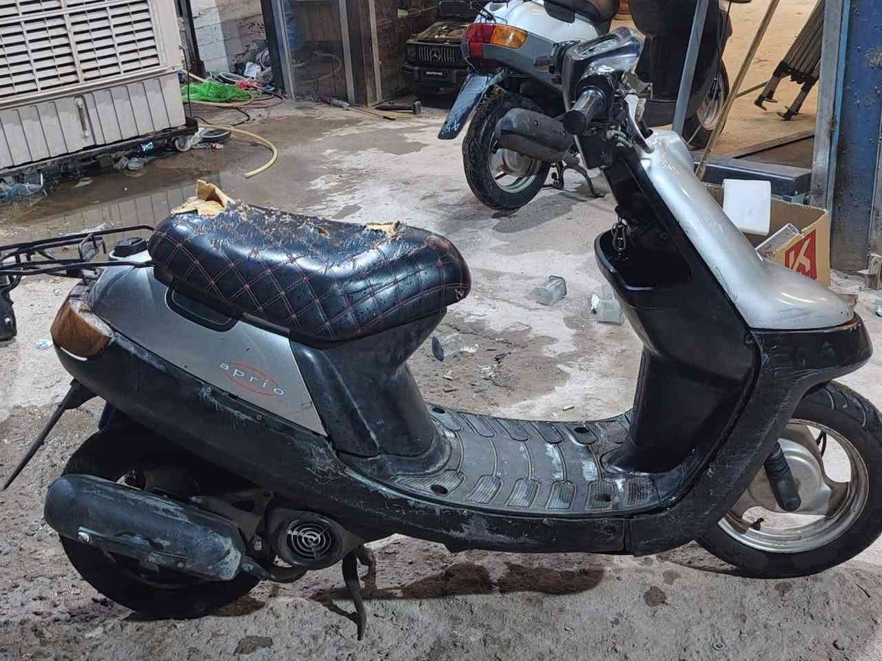 دراجه بطه موديل 2003 الدراجة نضيفه مجفته مره وحده بس تجفيت مضبوط سلف يرداله باتري..  هندر شغال بكل وقت وبيها نواقص خفيفه مايكلفن  

كابريتر نضيفه دراجه شلعه ومعدل ودراجه ناعمه السعر 200 وبيها مجال 

الاتصال على هذا رقم ***********
