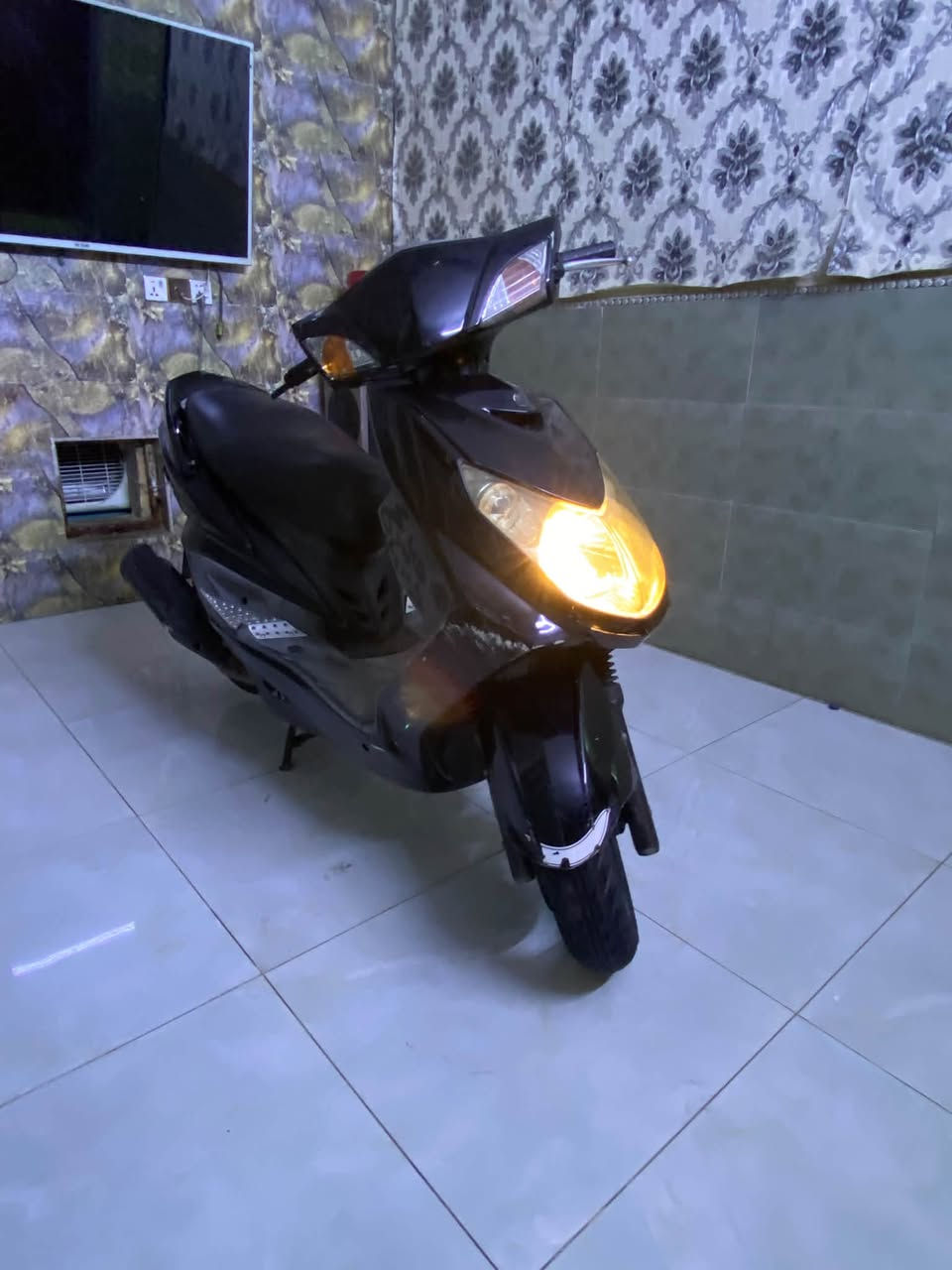 السلام عليكم سكنس فحل للبيع مكينه حلوه دراجه كلها بلاديه مختمه ختم واحد كهربائيات كلها شغاله اي نقص مابيها دراجه جديده مكينه جديده جيب فيتر وافحص السعر 700المكان الشعب رقم الهاتف ***********
