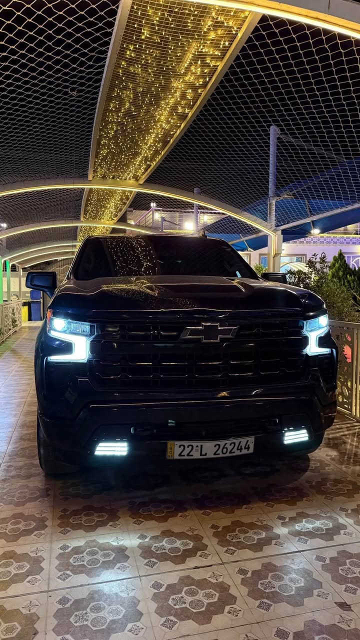 للبيع
شيفروليه سلفرادو LT موديل 2023 (الشكل الجديد)
 الموديل: 2023
 الفئة: LT
 الحجم:( باب طويل بدي قصير)
 اللون: كحلي مميز (Dark Ash Metallic)
 المحرك: 4 سلندر 2.7L TurboMax (قوة 310 حصان / عزم 583 نيوتن.متر)
نوع الكير: أوتوماتيك 8 سرعات علاّگ (مع التحكم اليدوي + / -).
 نظام الدفع: رباعي 4x4 (مع أوضاع قيادة متعددة)
المواصفات والتجهيزات:
 الخارجية:
 إضاءة LED بالكامل (أمامي وخلفي) + كشافات نهارية
 جنوط ألمنيوم سوداء مقاس 20 إنش مع إطارات مشلن (Michelin) خلفيه جديده
 دواسات جانبية سوداء
 هوك قلص خلفي جاهز للقطر مع درجات صعود على زوايا الصندوق
 الداخلية والتقنيات:
 شاشة مركزية كبيرة مقاس 13.4 إنش تدعم Apple CarPlay و Android Auto لاسلكياً
 لوحة عدادات ديجيتال بالكامل مقاس 12.3 إنش
 تشغيل عن بعد + دخول ذكي بدون مفتاح
 مكيف أوتوماتيكي ثنائي المناطق
 أنظمة الأمان:
 (كبح طوارئ ذاتي، تنبيه تصادم أمامي، ومساعد الحفاظ على المسار ومثبت سرعه نوعين)
 كاميرا خلفية عالية الدقة
السياره بدون حادث بدون أيرباك كلشي سليم فقط سرقه باب البدي ودعامية الامامية وموجود رقم شاصي ع خاص
السعر 280 وبيها مجال والسياره بعد احلى من الصور وسعرها نزلت منه متوازي على بيعتها وبدون كسران وسيارة نضيفة
تواصل:- ***********
