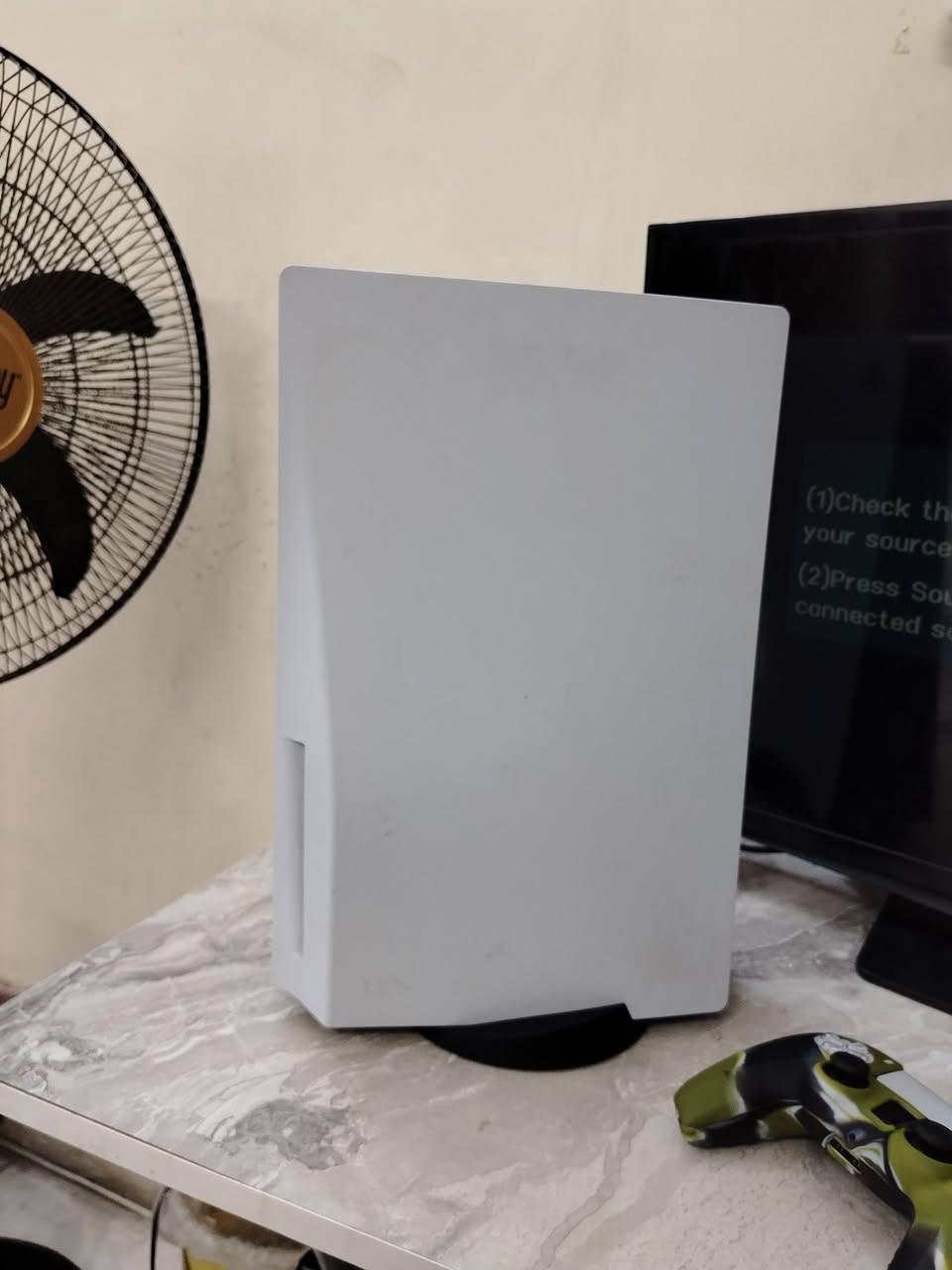 للبيع جهاز بلايستيشن 5 (PS5 Fat) الإصدار الأساسي المميز بمحرك الأقراص (سيديات)، بحالة ممتازة جداً ونظافة خيالية (أخت الجديد تماماً)، استخدام شخصي خفيف وحشيم جداً. الجهاز خالي تماماً من أي عيوب فنية أو خدوش، ويعمل بكفاءة عالية جداً وبدون أي مشاكل حرارة أو صوت مراوح، وجميع الأزرار ومحرك الأقراص شغالين 100%.
ملحقات الجهاز المتوفرة:
•يد Ps4 جديدة غير مستخدمة جداً قليل. 
•  يد التحكم الأصلية (DualSense) بحالة ممتازة وبدون أي استجابة بطيئة أو مشكلة في الأزرار+قطع الكير مغناطيسي. 
•  كابل الطاقة الأصلي + كابل HD الأصلي عالي السرعة من شركة Sony. 
•  قاعدة التثبيت الأصلية (للوضعين العمودي والأفقي). 
•  الكرتونة والعلبة
•  [اختياري: ذكر أي ألعاب أو يد إضافية إن وجدت].
تفاصيل إضافية:
•  الجهاز جاهز تماماً للمعاينة والتجربة المباشرة قبل الشراء للبيع بضمير مرتاح.
•  البيع كاش فقط، ولا يوجد رغبة بالبدل.
السعر المطلوب : [850 وبي مجال] 
المكان / المنطقة: [حي العدل ]
للتواصل والاستفسار: [  *********** ]
للبيع جهاز بلايستيشن 5 (PS5 Fat) الإصدار الأساسي المميز بمحرك الأقراص (سيديات)، بحالة ممتازة جداً ونظافة خيالية (أخت الجديد تماماً)، استخدام شخصي خفيف وحشيم جداً. الجهاز خالي تماماً من أي عيوب فنية أو خدوش، ويعمل بكفاءة عالية جداً وبدون أي مشاكل حرارة أو صوت مراوح، وجميع الأزرار ومحرك الأقراص شغالين 100%.
