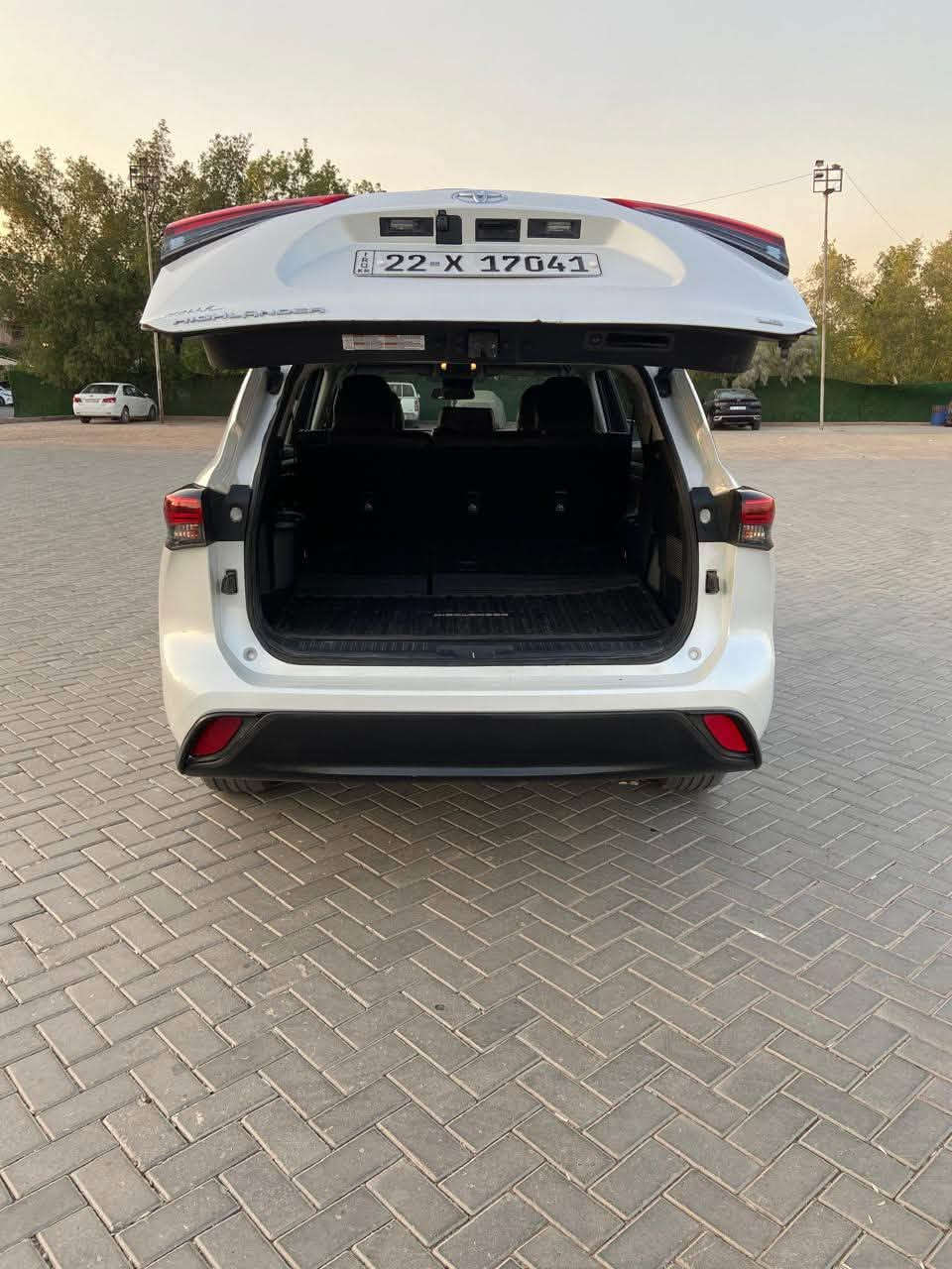 للبيع Toyota Highlander LE 2023
🇺🇸 وارد أمريكي
📍 رقم أربيل
⚪ اللون: أبيض
الممشى: 9,000 ميل فقط
بدون صبغ
صور الحادث موجودة

المواصفات:
• محرك 2.4 تيربو – 4 سلندر
• قوة 265 حصان
• قير أوتوماتيك 8 سرعات
• 3 صفوف مقاعد – تتسع إلى 8 ركاب
• شاشة Toyota Multimedia قياس 8 إنج
• Apple CarPlay + Android Auto لاسلكي
• Smart Key + تشغيل بصمة
• باب خلفي كهربائي
• تحكم مناخي أوتوماتيك 3 مناطق
• مقعد سائق كهربائي
• جنوط ألمنيوم 18 إنج
• مرايا كهربائية مدفأة مع إشارات
• LED أمامي وخلفي
• Blind Spot Monitor مراقبة النقطة العمياء
• Rear Cross-Traffic Alert تنبيه حركة المرور الخلفية
• Radar Cruise Control مثبت سرعة راداري
• Lane Departure Alert تنبيه الخروج عن المسار
• Lane Tracing Assist مساعد المحافظة على المسار
• Pre-Collision System نظام ما قبل الاصطدام
• Automatic High Beam إضاءة عالية أوتوماتيكية
• 8 Airbags
• كاميرا خلفية
• USB ومداخل شحن متعددة

💰 السعر: 280 ورقة

📍 بغداد 
📞 ***********
سيارة نضيفة و ممشاها قليل
