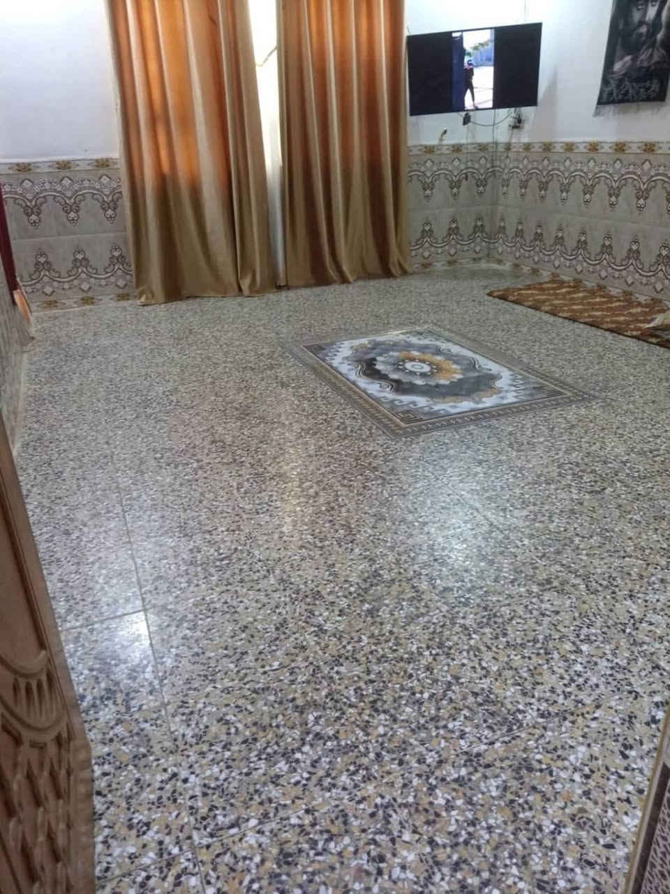 سلام عليكم بيت للبيع مساحه 250 يحتوي عله غرفتين نوم وصاله وكندور ومساحه داير البيت قرب جسر بته قريه جمجمه مقابيل الجبل سند 25 الاستفسار تصال ***********
