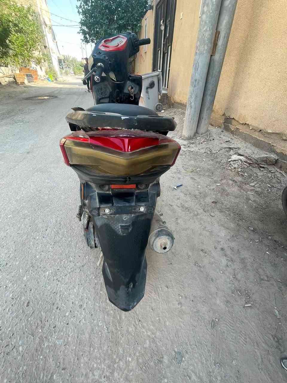 السلام عليكم : دراجه ماكس سكنس 🏍️
1محرك ياباني وليس صيني🚀
2شغاله هندر +سلف🔋
3كهربائيات شغاله بلكامل🔋
#العينه شغالع مع البانزين بس ربط فيشه
4صندوق شغاله مع قفال🔐
5سكان قفال بلكامل🔐
6تبديلت دهن جديده
7لايت عالي مع ناصي مع رماش💡
8تايرات جدد بلكامل 
9سعر الدراجه 325 مجال بصيط جدا
للاستفسار :***********
