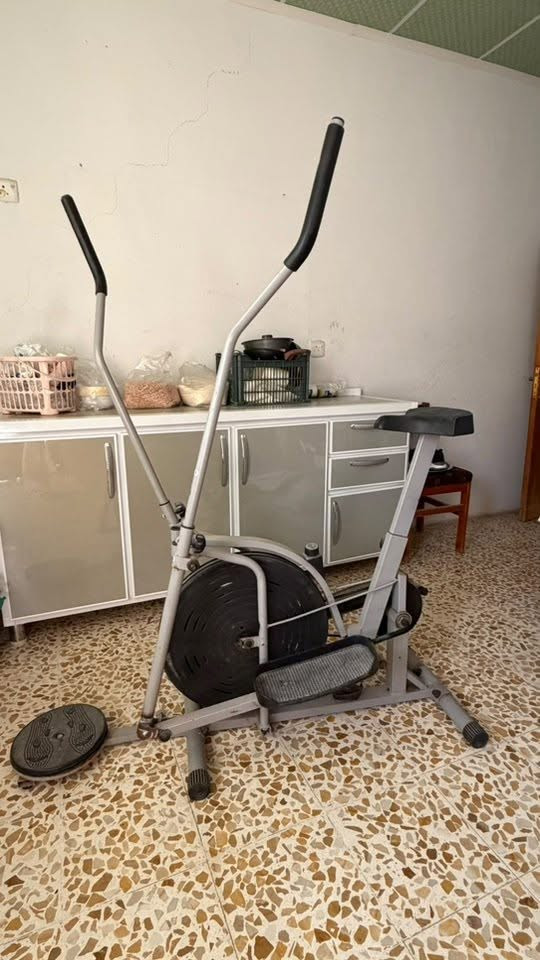 السلام عليكم اغراض للبيع
التلفزيون شغال بدون انترنيت Lg نوعيه ممتازه ب 100 الف وبينو مجال
طباخ خمس عيون نظيف وشغال 250 الف وبينو مجال
جهاز رياضه ثقيل اصلي نوعيه ممتازه ب 100 وبينو مجال 
الي يريدهم يتصل عالرقم
*********** 
الموقع الجانب الايسر حي الامن
