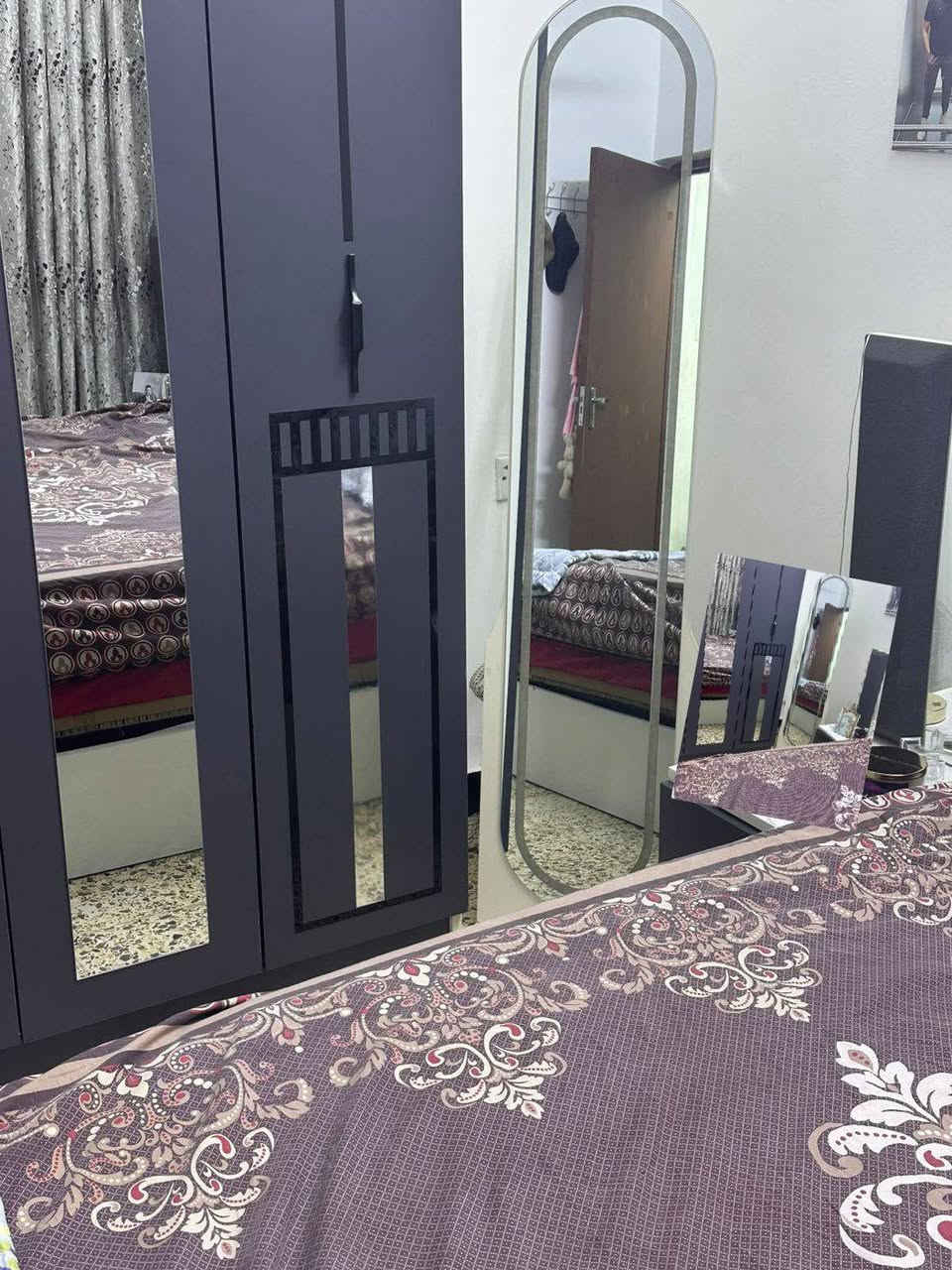 السلام عليكم موجود غرفة مال مال عرسان مستخدمة بس شهرين الله شاهد نضيفة السعر 600وبي مجال بسيط  العنوان. الامين الثانية قرب سوبر ماركت الركن الابيض الرقم. ***********
