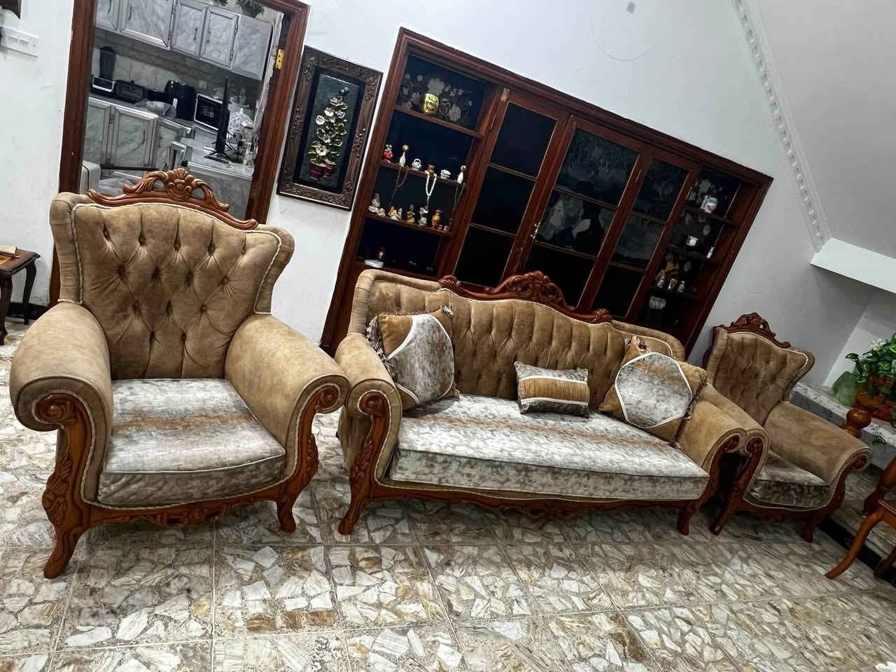 تخم للبيع ، نحت وزخرفة يدوية راقية 🌹
تصميم فخم وأنيق، مناسب للبيوت والصالات.
الحالة ممتازة ونظيف ومحافظ عليه.
السعر: [مليون بي مجال ]
للاستفسار والتفاصيل مراسلة خاص او عل رقم ***********
