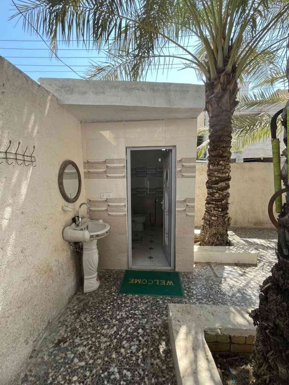 السلام عليكم

دار للبيع🏠 

المساحة:260م

الواجهة :١٣

النزال ٢٠

الموقع📍 بغداد /حي النصر /شارع انشائية حمزة المياحي  الفرع العاشر1️⃣0️⃣ 

جنس الأرض /طابو صرف سند بأسمي ✅

يحتوي البيت على 5️⃣غرف نوم ✅

+على استقبال وصالة ومطبخ ✅

وصحيات داخلية وخارجية ✅

وكذلك صحيات في الطابق الثاني ✅ 

و4 غرف نوم في الطابق الثاني ✅

البيت مرتفع عن الشارع ✅

ويحتوي على خطوط ماء عدد2 ✅ 

وكذلك على سبالت على عدد الغرف 

والمطبخ ايضاً ✅

يباع البيت مع الأثاث أو بدونه 

للاستفسار الاتصال على الرقم  أو واتس اب 

***********

