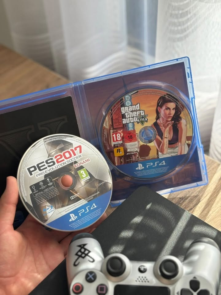 Ps4 slim 500gb
للبيع كامل الملحقات و يدتين ب 200 الف قفل 🔒 
مع قرص pes2017 
الجهاز جداً جداً نضيفه وممفتوحه نهائياً 
مكاني كركوك و عندي توصيل لكل المحافظات 
شراي راسلني واتساب ***********
