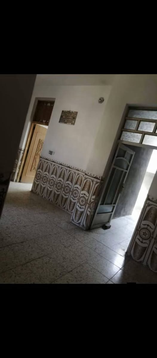 🏠دار للايـــــــــــــــــجار الموقع حله حي الجزائر فرع الصيدليه مرجان عبر سكه القطار يم اسواق

مشتمل للايجار المساحه 100م
 يتكون من مطبخ وكلدور وحمام ومنور وغرفت نوم وحده 

قيمته اللايجار//250//

الاستفسار مرجعه مــكـــتــــب الجــــشـــعـــمـــي للــعــــقـــار 

0781942579📞
