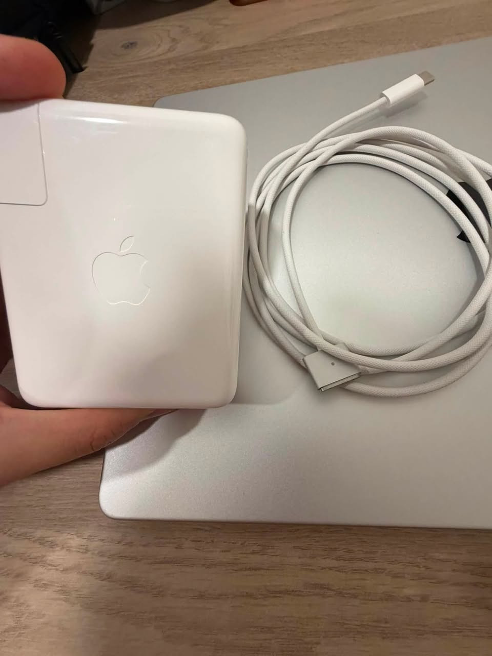 Macbook pro m3 pro 16 inch 

Ram 36gb 
512 gb ssd 
Cycle count 47 
Maximum capacity 99%
12 core cpu 
18 core gpu 
100% clean 
Original charger 
What’s app : ***********
