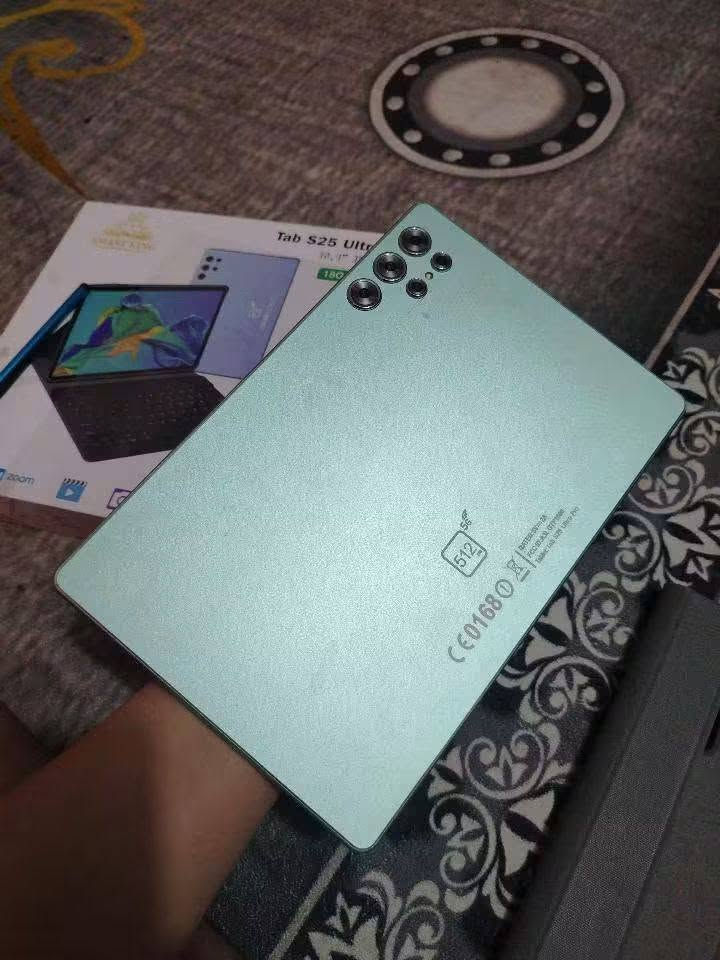 مواصفاته حسب العلبة والإعلانات المطابقة
الشاشة: 10.1 إنچ IPS LCD.
النظام: مكتوب على العلبة Android 15.
المعالج: Quad Core، يعني 4 أنوية.
الذاكرة: مكتوب 18GB RAM + 512GB تخزين.
الشبكة: 5G + شريحتين SIM + Wi-Fi + Bluetooth.
الكاميرات: 8MP أمامية و13MP خلفية حسب بعض القوائم المطابقة. 
الشحن: 5V/2A.
ويأتي عادةً مع كيبورد، ماوس، قلم وغطاء حسب
سعره ٧٥بي مجال مكاني بغداد حي العامل
