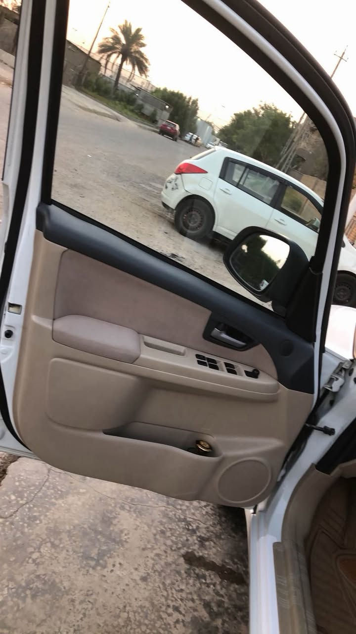 سلام عليكم 
زازوكي sx4موديل 2013 شركة العامة
سيارة جهازه من كولشي تبريد ثلج 
تخم تاير  جديد سيارة اي نقص مابيه 
ماشية 100الف كيلو متر 
رقم بغداد ابسمي
عنوان البنوك 
سعر 85 $
***********
