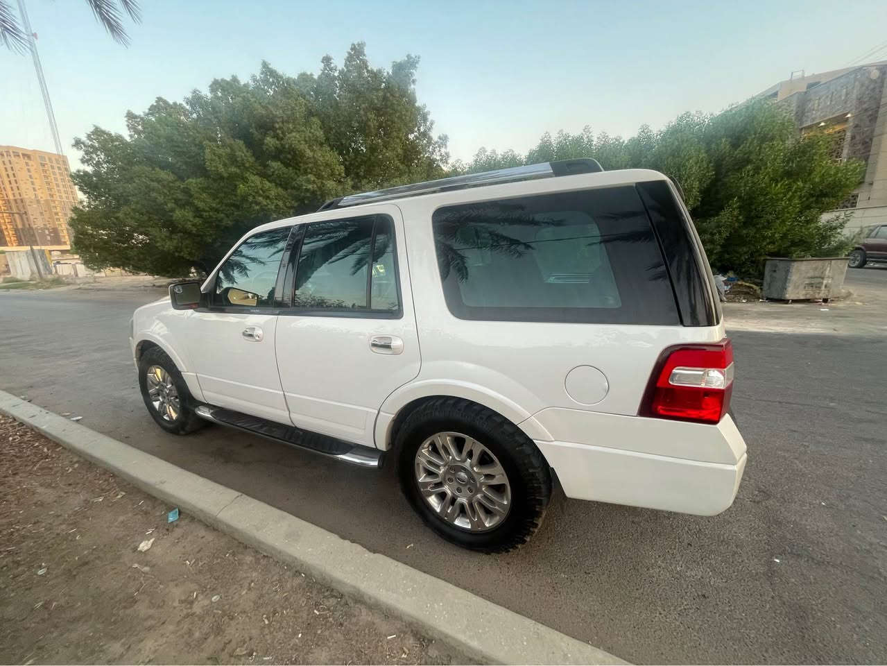 فورد إكسبيدشن 2012 LIMITED خليجي مكفولة وكالة نيفا
فول مواصفات 1/1 
محرك V8 حجم 5.4 لتر 8 سلندر
داخل اسود 
2 سويج اصلي شركة موجود مع نسخه ثالثة قابلة للطي
كفالة عامة من الصبغ و التبديل والفتح ماعدا الدعاميات مصبوغة
السيارة كلش حلوة وجديدة
كود باب
سلايد روف
فور ويل
حساسات امامي خلفي
مري جانبية قابلة للطي
دوسات البانزين والبريك كهرباء
صندوق كهرباء
شاشة اندرويد
كشنات جلد
كشنات تدفئة وتبريد
كشنات خزن
كشن خلفي كهرباء
تبريد مركزي
تحكم امامي خلفي بالتبريد والصوت
شاشات خلفية بالكشنات
انارة ترحيب
وبعد بيه هوايه مواصفات 
السنوية باسمي
السعر 158 ورقة
العنوان بغداد السيدية
للاستفسار الاتصال على *********** بغداد, العراق
