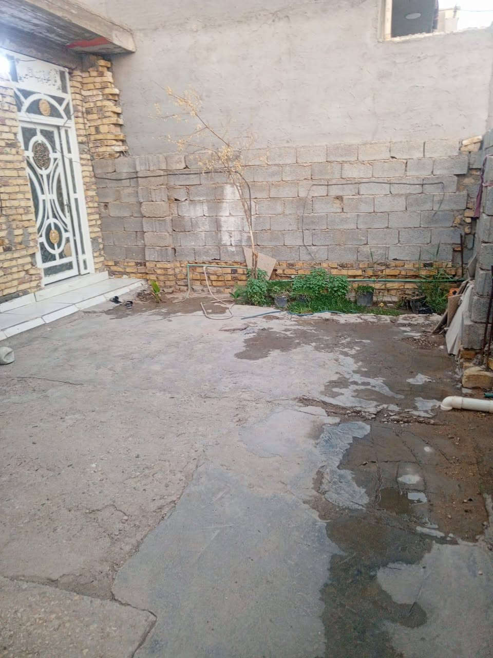 السلام عليكم عندي بيت 200متر واجه20ونزال10 طابو زراعي سند 25 مسجل على طابو صرف  غرفتين نوم 4ونص في 4وستقبال 8ونص في 4المطبخ 4في4  والصاله 4في 6 وحمام داخلي  وصحيات خارجيه.  كربلاء حي الجامعه  جامعة فريحه شارع الجبور   بناء 2024 للاستفسار إلاتصال على الرقم ***********
