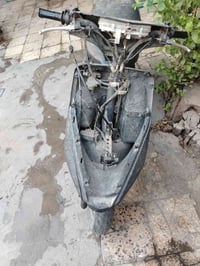 دراجه بريز كوم حديد شغاله بس بيها دخانه للبيع كفرات جدد جبتهن وماشديته...