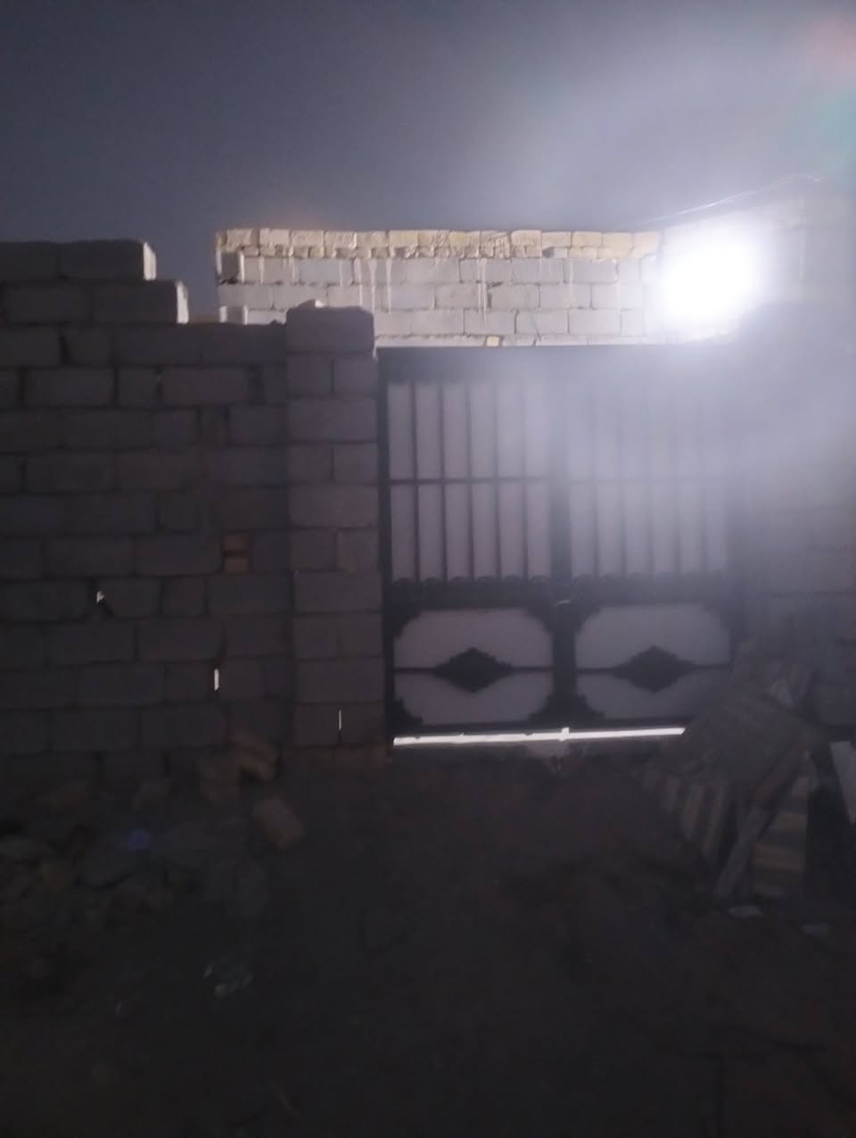 بيت زراعي 100متر مدينه الصدر خلف الروف الشراي يتصل***********

