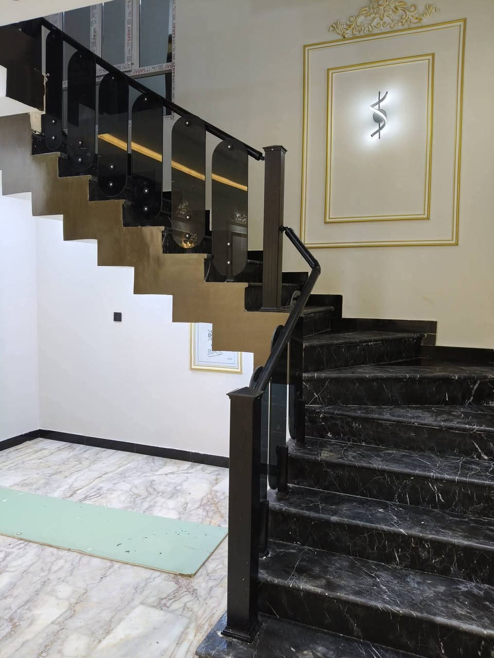 دار للبيع بحي سومر الأولى قرب مستشفى لأسنان مقابيل ثانويه القدس مساحته 200 طابقين بناء حديث صب كونكريت ما مسكون على شارع 15 متر يتكون 6غرف نوم وصالتين واستقبال ومطبخ ومجموعة صحيات بناء حديث درجه اولى لاستفسار أو واتساب ***********
