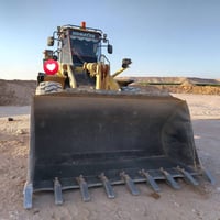 كوماتسو ٣٨٠ • موديل ٢٠٠٢ • مسجل أربيل