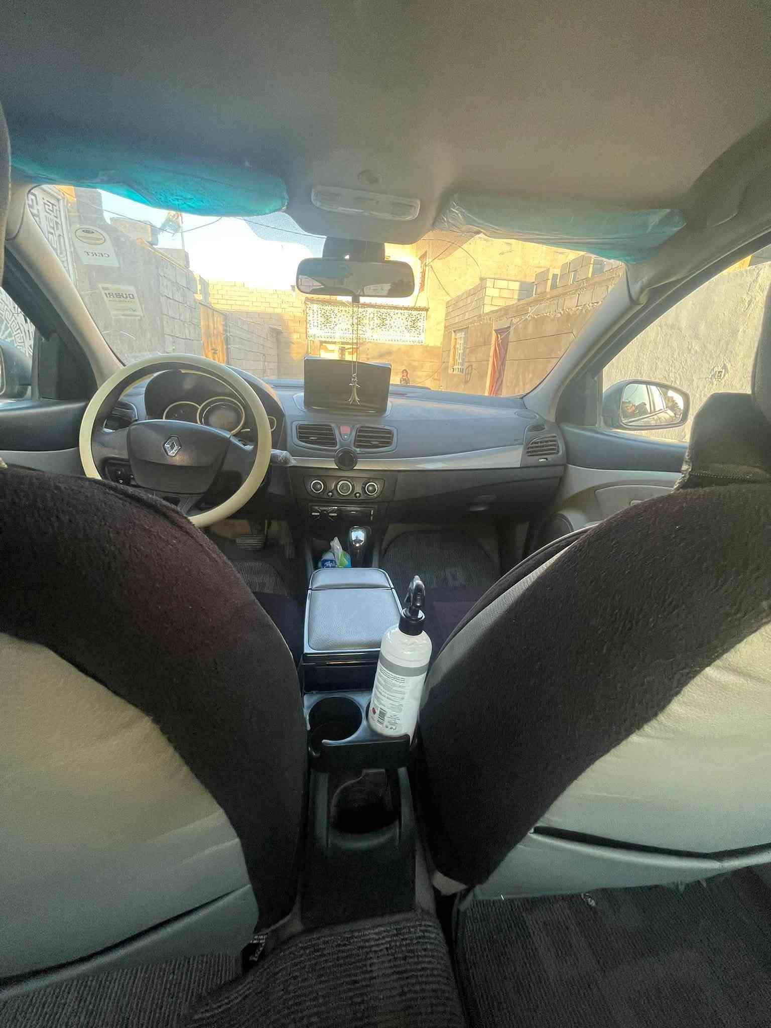 رينو فرنسي • ٢٠١٥ • ماشيه ١١٤ الف