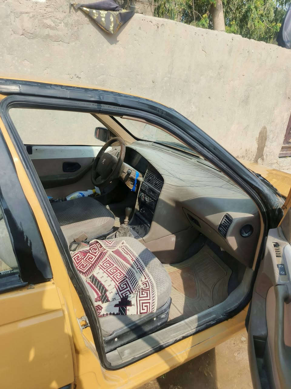 سلام عليكم
بيجو 405 للبيع 

 مكينه توني مجفته 650 الف غراض كله اصلي 

كير كلشي مابي لا فلته ولا خرطه نمرته حلوه بس ترتب القلايج

هيئة ما مسجله رحت راجعت الهيئة عليه 

500 الف اكثر عليه اني ادفعهن غرامات ولا ربع عليه سنويته 2019 راعي يمي موجود اوجهك وياه ميطلب ربع عليه وذا داور افضل هم

غرفته حلوه 

السيارة عايزه ترتيب وماعندي فلوس ومحتاج اريد ابيع

حداديه زينه بس بيه درايم بي مشكله اعتقد صليب بس تمشي مابيه شي  كشرته هم حلوه يرادله بنيد ترجع بلاد وجامه اماميه كهربيات يرادله ترتيب بيه لايت زنون عالي ناصي باتري جديد لوك سنتر السياره العنده فلوس وجناي له ذني سهلات عليه رايد 19 ورقه والهيئه تنزل من سعره
رقم موبايل ***********
