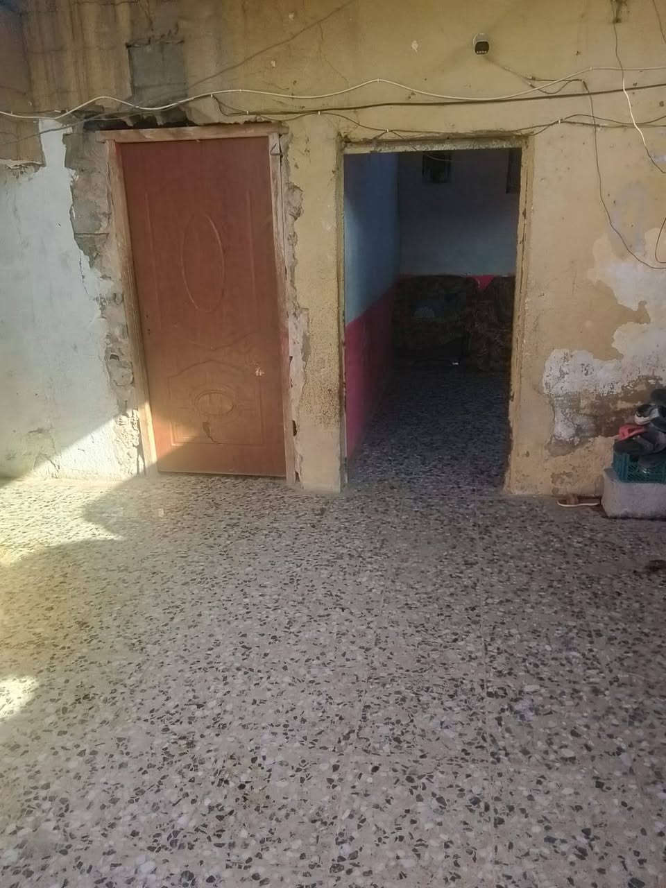 سلام عليكم عندي بيت تجاوز بشارع كهرباء زعفرانية غرفتين وستقبال عل نص بي مطبخ وصحيات حمام بيت كله كاشي مجاري مي كامل كهرباء كامله سعر8بي مجال تواصل  مكلف بنشر***********
