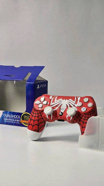 يد تحكم لاسلكية PS4 DualShock 4

استمتع بتجربة لعب مريحة ودقيقة مع يد تحكم DualShock 4 المتوافقة مع جهاز PlayStation 4. تتميز بتصميم مريح، أزرار استجابة سريعة، وعصاتي تحكم تناظريتين تمنحان تحكماً سلساً أثناء اللعب.

المميزات:

اتصال لاسلكي عبر البلوتوث.
لوحة لمس (Touch Pad) مدمجة.
أزرار SHARE و OPTIONS.
مكبر صوت مدمج.
بطارية قابلة لإعادة الشحن.
منفذ Micro USB للشحن.
تصميم مريح للاستخدام لفترات طويلة.
متوافقة مع أجهزة PS4 وبعض أجهزة الكمبيوتر. 

محتويات العلبة:

يد تحكم لاسلكية DualShock 4.
كيبل شحن USB.
علبة المنتج. السعر 25 الف التوصيل 5000 الف التفاصيل في رقم واتساب ***********