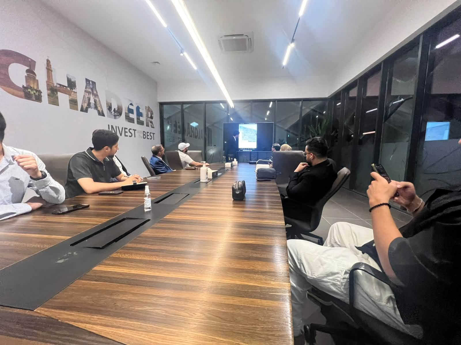 ✨ الطرح الجديد في مجمع البدور السكني ✨
ضمن البرنامج التدريبي لفريق شركة حلم بغداد للاستثمار العقاري، المتخصص في تسويق الطرح الجديد Zone Elite في مجمع البدور، نواصل تجهيز فريقنا لتقديم أفضل الاستشارات العقارية ومتابعة الطلبات بشكل آني.

🏡 الطرح الجديد يتضمن:
• مساحات 216م²
• مساحات 240م²
• مساحات 250م²
• مساحات 300م²

🏢 بالإضافة إلى البنايات العمودية التي توفر شققاً بمساحات وأنماط مختلفة:
• غرفة واحدة
• غرفتين
• ثلاث غرف

💰 مقدم يبدأ من 15%
📆 جدول سداد مرن يصل إلى 5 سنوات

فريقنا جاهز لتقديم الاستشارة العقارية المناسبة ومتابعة طلبك بشكل مباشر لمساعدتك في اختيار الوحدة التي تناسب احتياجاتك.

📞 للتفاصيل أكثر وتسجيل الاهتمام:
***********

المهندسة نور | مستشارة المجمعات السكنية
شركة حلم بغداد للاستثمار العقاري

🔹 كما نستقبل جميع العروض العقارية (بيع، شراء، وإيجار) داخل المجمعات السكنية.

#مجمع_البدور #ZoneElite #زون_إيليت #البدور_السكني #عقارات_بغداد #مجمعات_سكنية #شقق_للبيع #بيوت_للبيع #استثمار_عقاري #تملك_في_بغداد #حلم_بغداد_للعقارات
