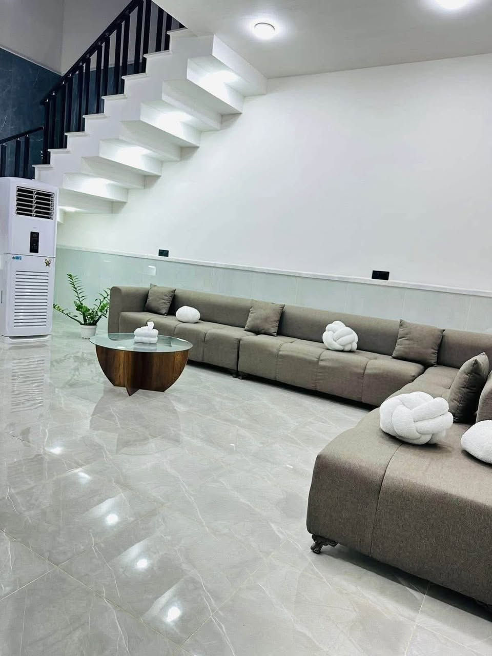 السلام عليكم
دار للبيع 280م بناء VIP 

يحتوي على 🔹 

3 غرف نوم - صاله - كلدور - مطبخ- حديقه - كراج - مجمع صحيات عدد 2 

الخدمات 🔹

ماء - مجاري - كهرباء - شارع تبليط 10م 

الموقع 📍 

نادر - حي الزيتون 

للاستفسار عن أي عقار يتم نشرة 

مراجعة مكتب الفقار للأستثمار والتطوير العقاري 🔹

الكائن في نادر الثانيه الخدمي مقابل مول اهل الخير 

      او الاتصال على 

          *********** - عمار الربيعي 📞 

         *********** - فقار الجنابي 📞

