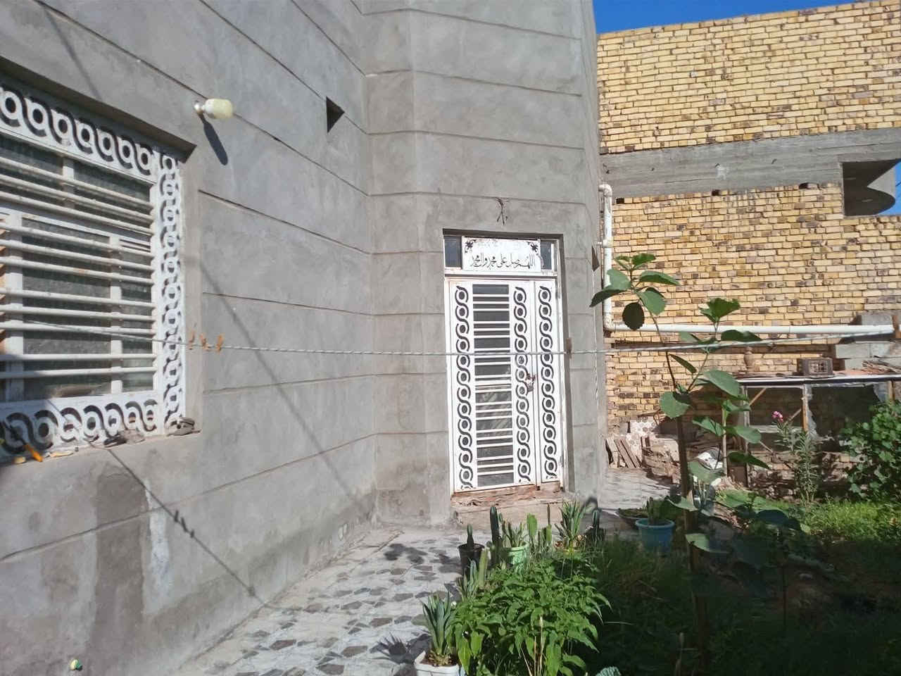 بيت اللبيع طابو زراعي المساحه ٣٠٠ متر حي الأمين شا رع الأولى بناء غرفتين وصاله مطبخ واستقبال كراج سياره حديقة تصال على رقم ***********
