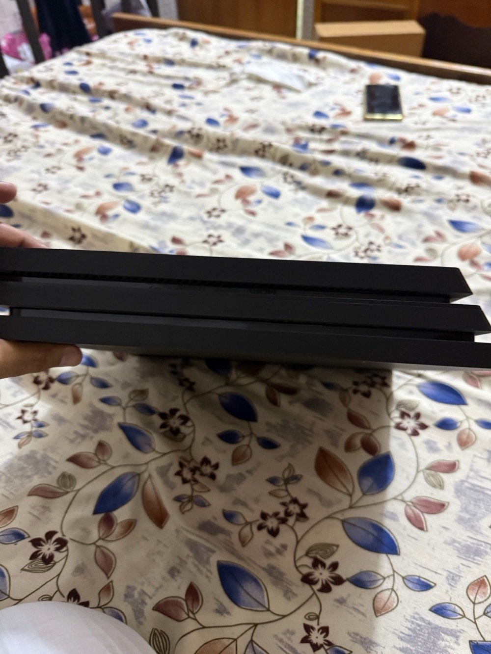 بلي فور 1 تيرا للبيع، الجهاز مهكر وما بيه ألعاب حاليًا، وياه 3 جوستيكات، اثنين أصليات وواحد تجاري، ومعاه يو بي إس، والجهاز جدًا نظيف.
الجاد بالشراء يتواصل وياي واتساب أو اتصال حتى يعرف السعر.
📞 ***********