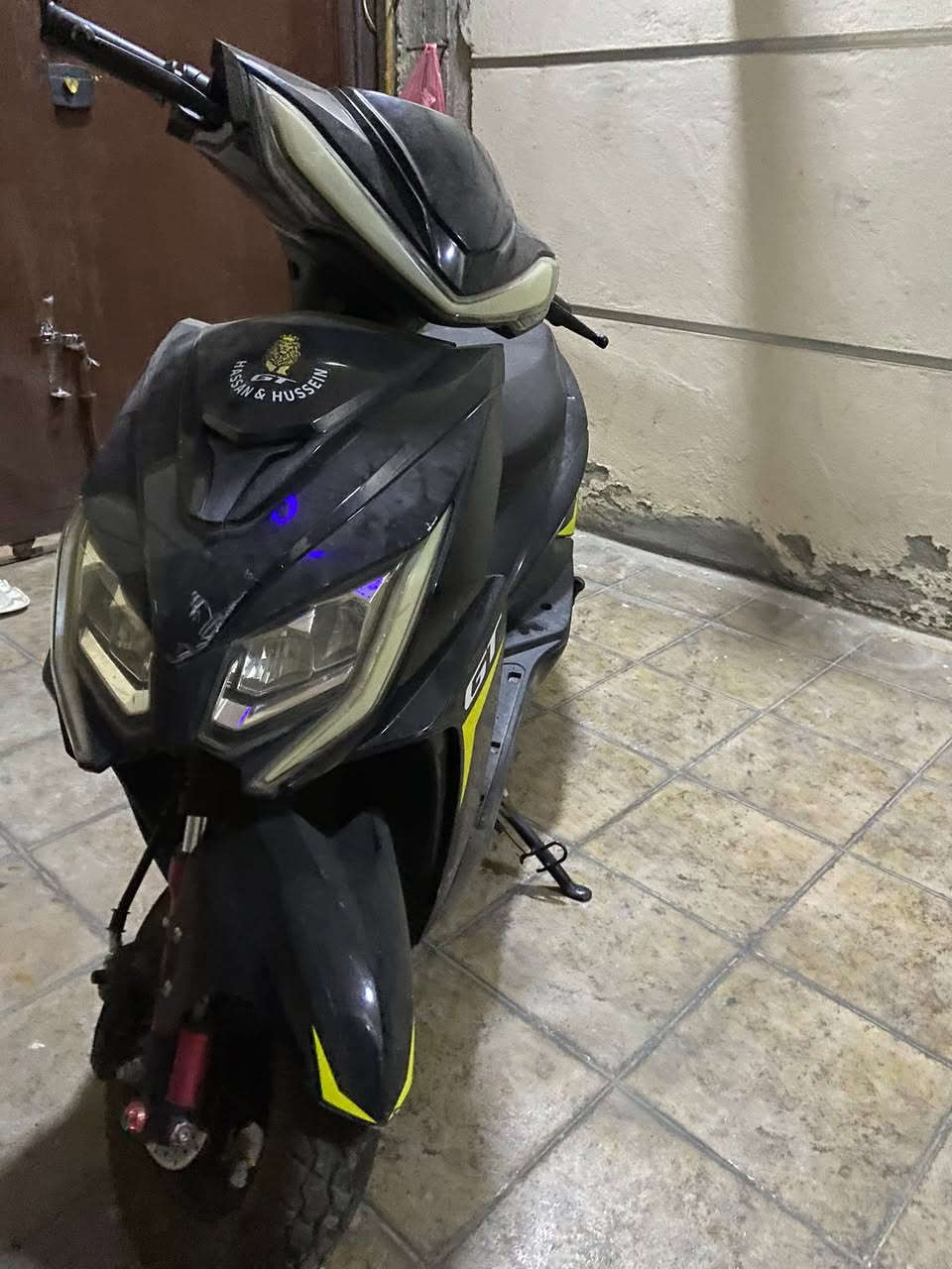السعر 600 الف قفل 
رجائا بس الشراي يتواصل 
دراجة سكنز شحن شركة حسن وحسين GT
6 بطاريات جديدة 
محولة شحن جديدة 
R بگ شغال 
سرعة 70km
تثبيت سرعة 
3 نمر 
ليد قوي 
نشرة من الجوانب 
سستم بلوتوث 
بصمة + سويج + كارت 
دراجة 2024
*********** واتساب
مكان بغداد
