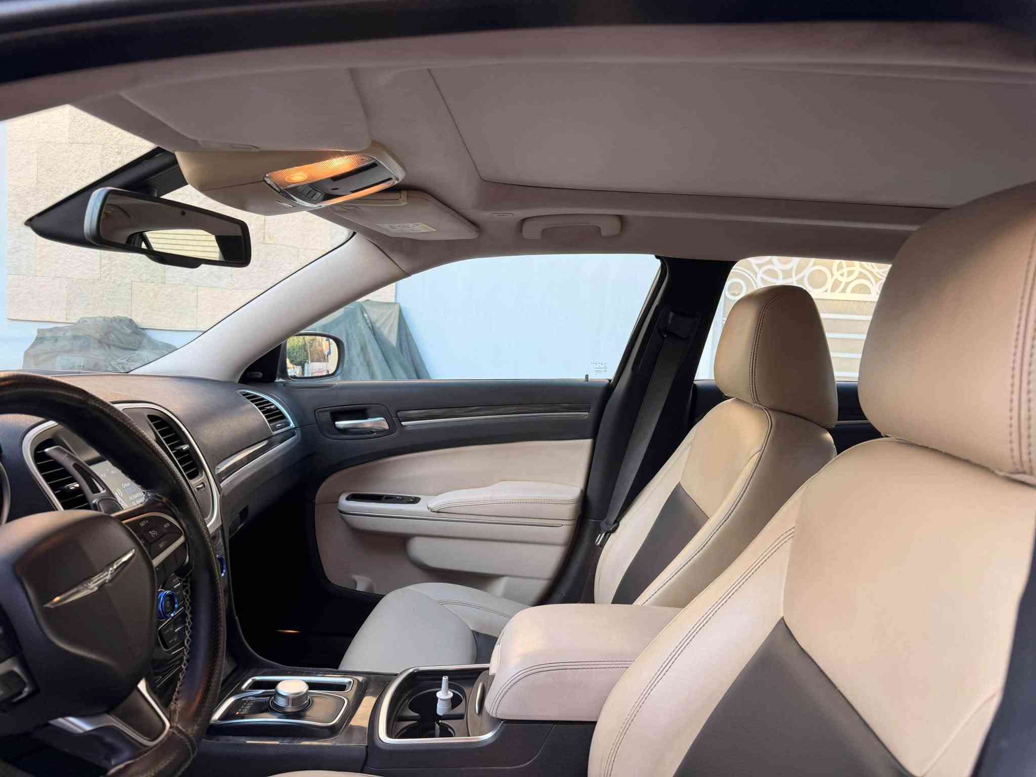 اوباما c300 جديدة بمعنة
المحرك : V6 . 3.6L . 

 السياره كلين تايتل.طابة وتقريرها موجود فقط بارد مكانين بيهة 

المواصفات 

* پانوراما . . 
حساسات خلفية 

* حساسات امامية . 
ماشية ٥٨ الف ميل 

* مصابيح امامية زنون مع LED . 

* شاشه كبيرة مع نظام ملاحة نفكيشن GPS .

* سستم صوت الپاين مع سماعات بريميوم .

* مقصورة الركاب من الجلد

* مقاعد أمامية كهربائية عدد 2 .  . 
داخل جلد ابيض 
* تشغيل عن بعد . . 

* محدد سرعة . 

* تلفون بلوتوث .

* كاميرا خلفية . 

* مرايا متحسسة للاضاءة العالية .

* كير شفتر بالستيرن . 

* دخول ذكي (بصمة) . 
السعر ٢٣ الف دولار  ٢٣٠ ورقة  
للاستفسار سيف *********** مكاني بغداد شهداء البياع

