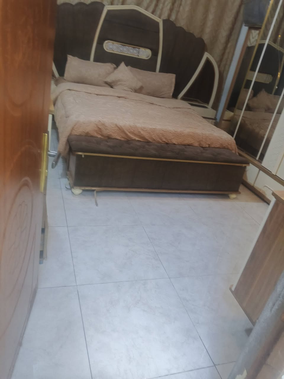 غرفه تركي سلايت ثكيله ونضيفه بيه ملاحضات بسيطه وفطر بجامه كنتور ماماثر مكان حي اور سعر500بيه مجال سعر شراء 3مليون مستعجل علبيع غرض لانتقال وماصير بلغرفه ***********
