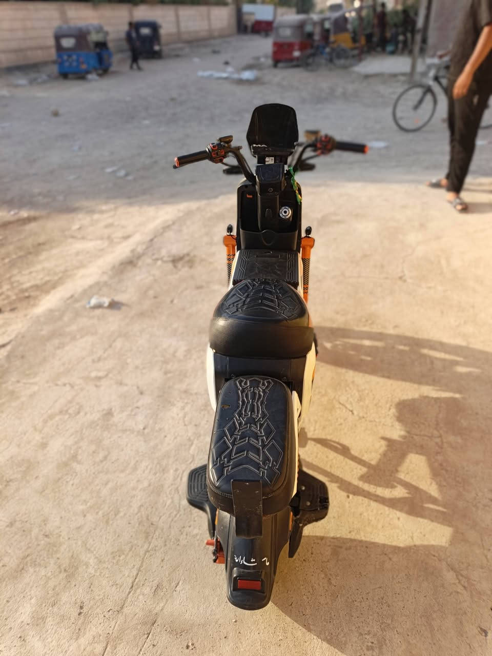 دراجه شحن  900 X باترياتها تعبانه بس تمشي 40 سرعتها 
السعر 350 وبيها مجال للستفسار ***********واتساب
