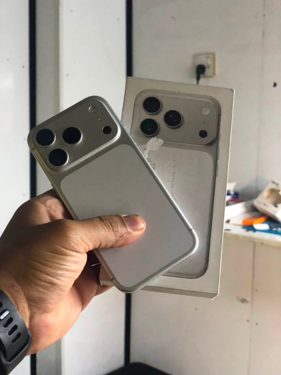 Iphone 17 pro
256gm
1sim
مقفول من شريكة الجهاز جديد بعده 
سعر ٧٠٠$
***********
