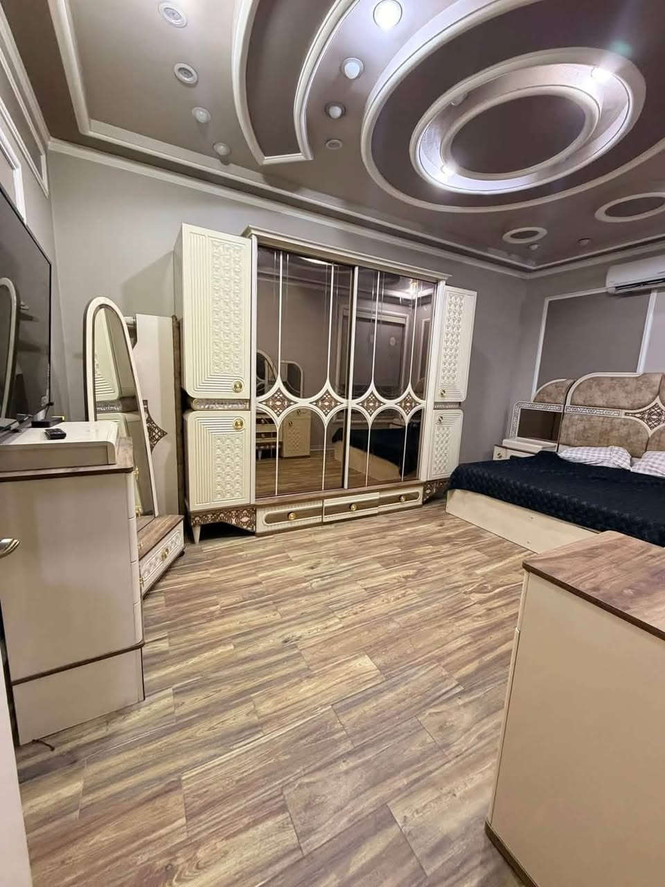 🏡 للإيجار في #السيدية
━━━━━━━━━━━━━━

✨ بيت طابق أرضي مؤثث بالكامل، بموقع مميز على شارع عرض 20م.

🔹 يحتوي على:
• غرفتين نوم
• صالة
• مطبخ
• خدمات
• كراج

💰 السعر:
• مليون وربع شهرياً، شهر بشهر.
• مليون و150 ألف شهرياً، عند الدفع كل 3 أشهر — قفل.

━━━━━━━━━━━━━━

📞 للاستفسار: ***********

🏢 مكتب حلم عقاري للاستثمار العقاري

📍 موقع المكتب: السيدية الضباط شارع الكويتي

يتوفر لدينا عروض أخرى بمختلف الأسعار والمساحات والمواقع.
━━━━━━━━━━━━━━
#مكتب_حلم_عقاري #عقارات_السيدية #بيوت_للإيجار
