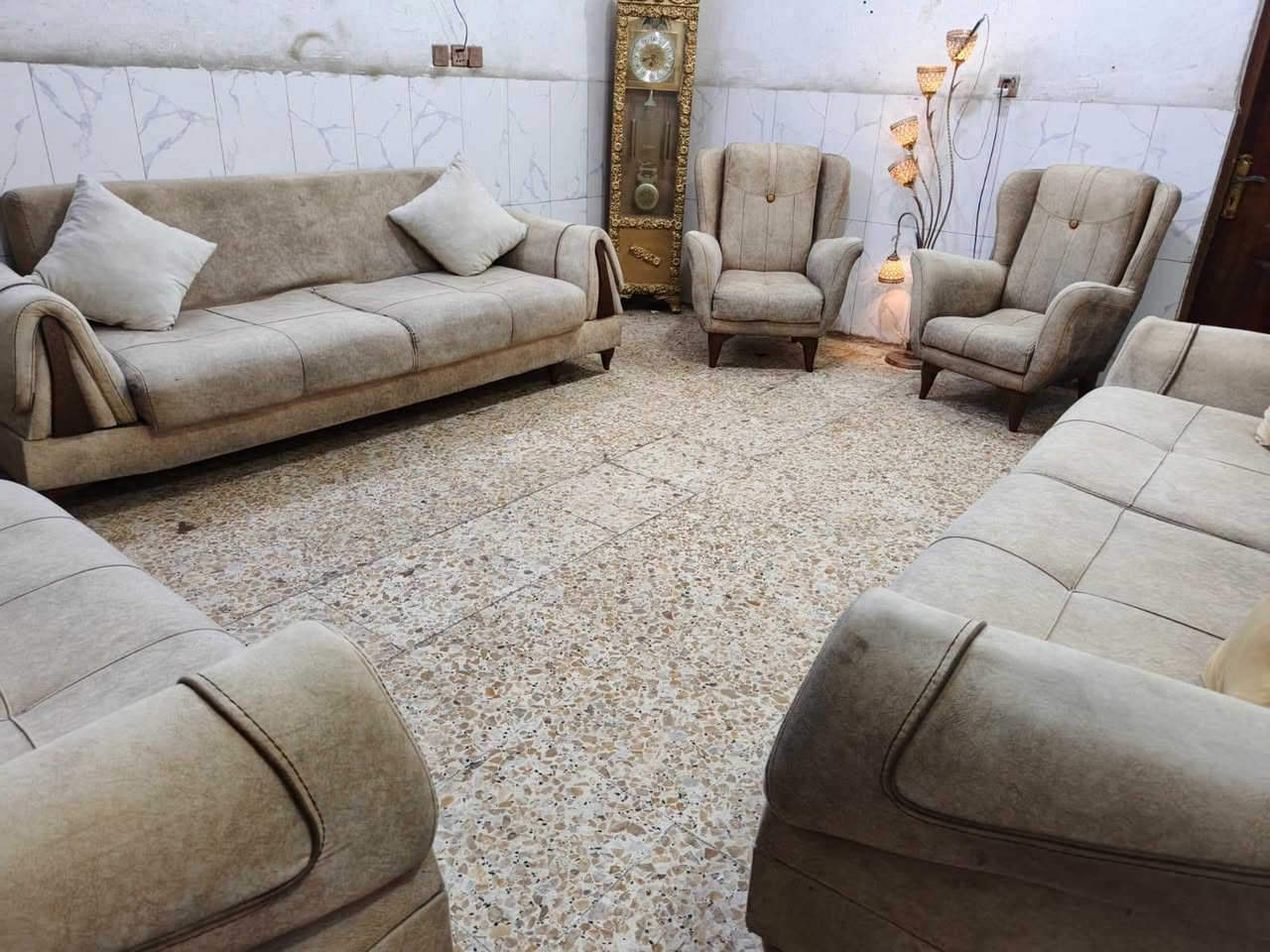 تخم تركي تكمه نظيف جدا القنفات مخزن+سرير 10مقاعد ب275الف وبي مجال المكان الوشاش *********** يوجد توصيل بكروة يوجد واتس اب
