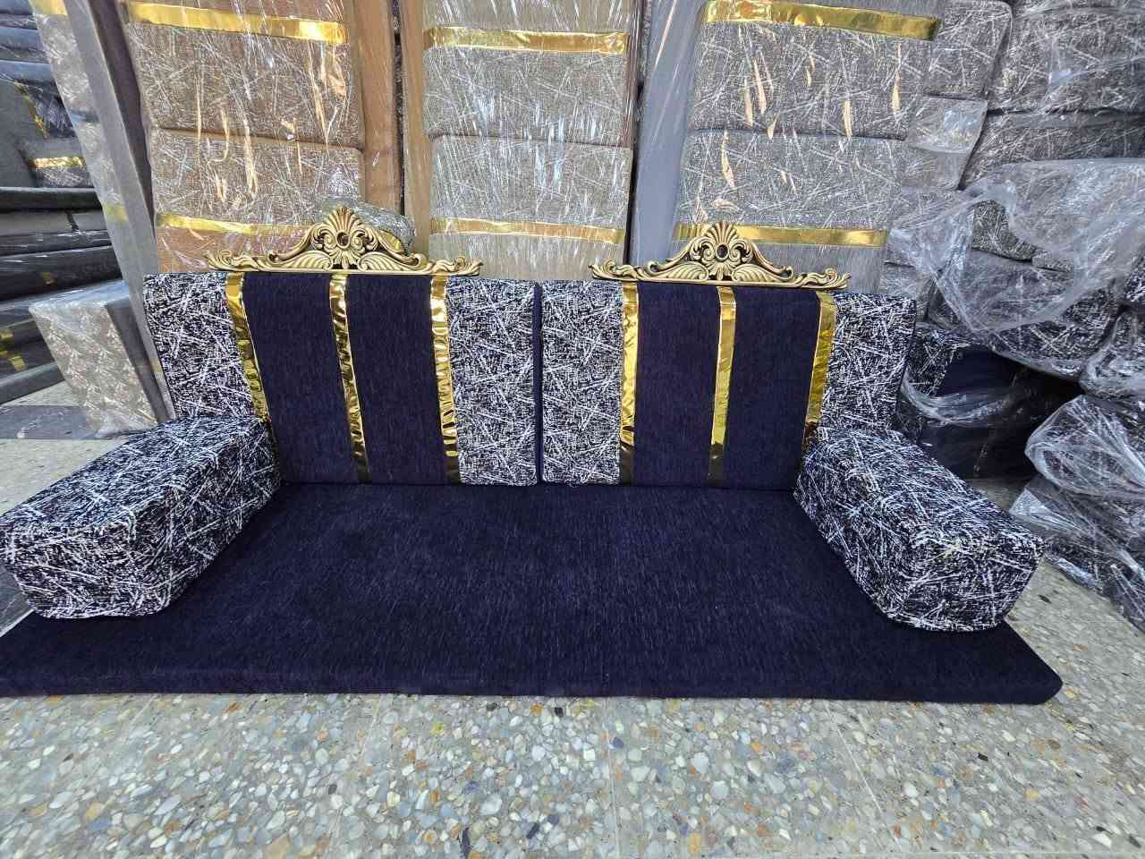 ٦ قطع جلسه ارضيه الطول الوحده مترتين العرض ٧٠ ارتفاع ٧سم ١٢ تكايه و١٢ظهر و١٢ تاج الجلسه فوم مغلف بنايلون ضد العفن والرطوبه ظهر ومقعد وتكايات فوم الظهر بي طبقه مال الياف الاتصال على الرقم *********** السعر ٤٠٠ وبيه مجال
