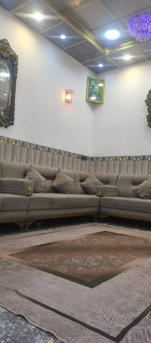 دار للبيع [ بناء حديث ] جاهز وكامل من جميع النواحي 
.***  منطقة خدمات كاملة من ماء ومجاري وتبليط  
الموقع / التحرير خلف ماريا مول 
المساحة / ١٠٠م ٥×٢٠ 
مكونات الدار /  يتكون من كراج سيارة واستقبال ومطبخ بارد وحراري وصالة وغرفة نوم . والطابق الثاني غرفة وبيتونة وغرفة ٨ سوف مبنيه. سيراميك كل البيت ١،٢٠ م الحائط سقف ثانوي .
الاستفسار تفاصيل اكثر الاتصال على الهاتق ***********  والواتساب .
