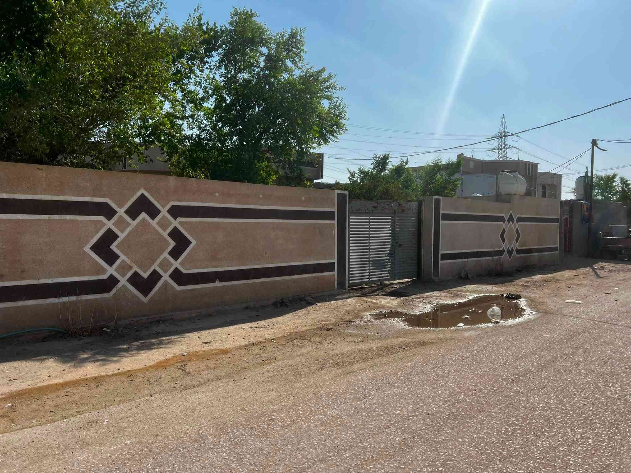 سلام عليكم بيت للبيع مساحه 800 م علا طريق الزوار عمود 155 طريق كربلاء نجف يبعد عن الشارع 100 متر 
مساحه البناء 300 متر بناء درجه اولى كله طابوق جمهوري 
بي 3 غرف نوم مساحه الغرفه 5*6وصاله 11*4 متر والاستقبال 10 *4 بيت جاهز بي حدائق ثنين بيه جميع انواع الاشجار والنخيل  بناء 2024 كامل مكمل من كلشي
 بي سند 25 طابو زراعي مشمول بل تطويب كل هاذا 
بسعر 140 وبي مجال للشراي رقمي *********** وهاذ ثاني بي وتساب ***********
