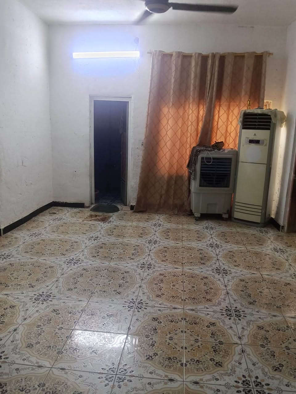 دار رقم واصل لتقييم في الحي الجامعي المربع الاول يحتوي على غرفتين نوم واستقبال باسمي وصاله ومطبخ وحمام داخلي وخارجي السعر ١١٠ مليون وبيه مجال
الاتصال على الهاتف ***********
