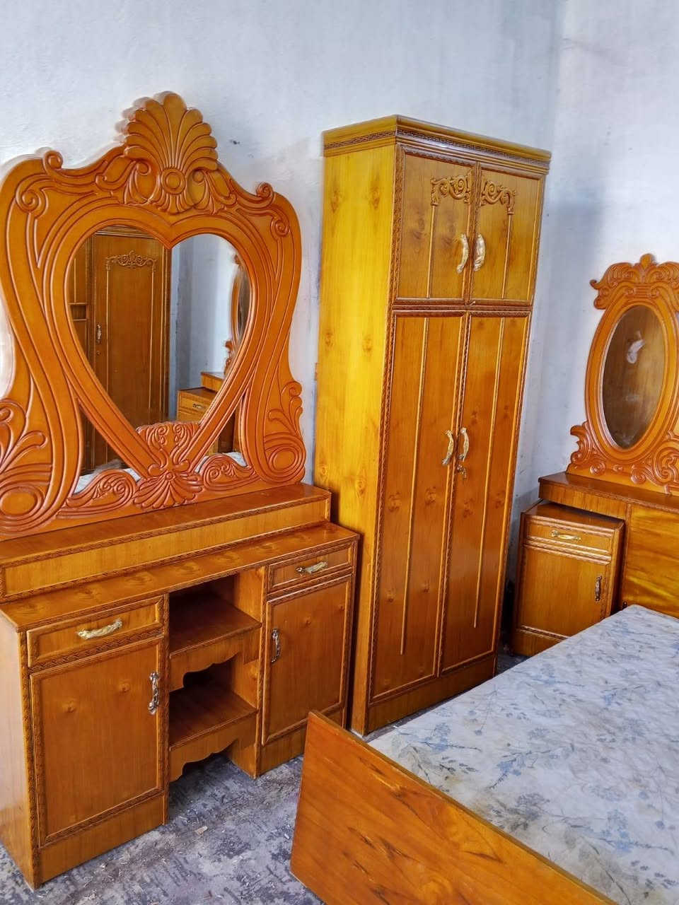 750غرفه صاكه ست ابواب ام دنك اخت الجديده مال عرسان صاج الزاويه كنتوريه بغداد الحسينيه مال الراشديه وعندي توصيل ***********
