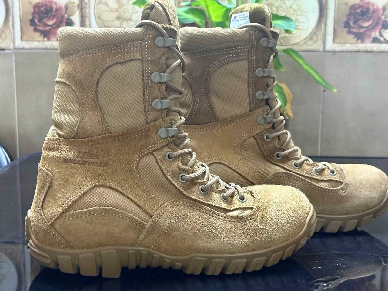 C793
THESE BOOTS ARE CERTIFIED SAFE TO FLY
 بليفل c793
أمريكي اصلي جديد غير مستخدم 
مكتوب عليه مصرح به للطيران.  يعني مال طيارين اصلي مو سوالف فيس بوك 
قياس ٩.  يلبس ٤٢ و ٤١ 
بغداد 
***********
