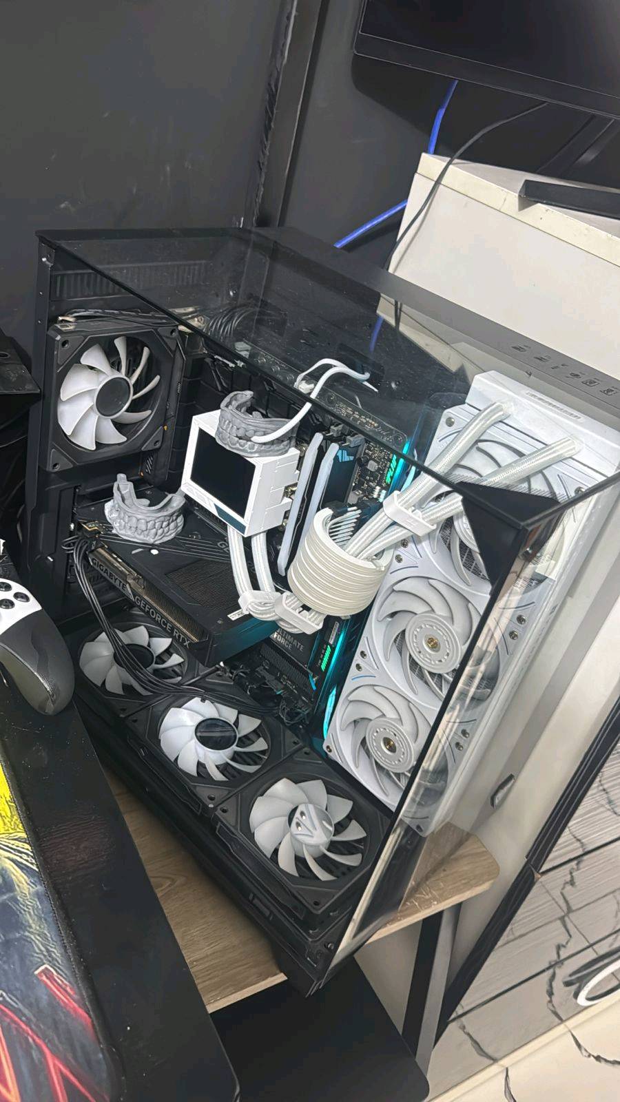 كيس للبيع 
MB. AUSU TUF Z790 WIFI 6  
GPU. 5060 GAGABAET
CPU. I5 14400F
RAM. LEXER DDR5 6800 2*16
HR. 1T M.2 LEXER+256 M.2 samsung +1T hhd
Ps. 750asus 
Coaler. 360 Thermalright دجتال 
Case. Sama mass 
توصيلات ليان لي ستريمر v1 
نضافه ١٠٠ بل ١٠٠ اي مشكله مبيه والقطعه كل كراتينهن موجوده  للبيع مكاني سلمان باك 

***********#

تنطيك دقه توكي والهرتزيه ثابته 120 فريم
وعلى دقه فول اج دي 200 فريم