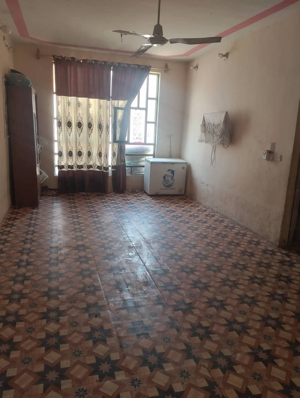 بيت النهروان طريق الخزعليه قرب محطة الكهرباء والماء الارو الخمس آلاف المساحه الكليه 750متر الواجه 25وانزال 30يحتوي على غرفتين وصالحه كبيره وستقبال ومطبخ وصحيات داخل وخارج جنس العقار زراعي سند 25ماء وكهرباء وسحب وشارع تبليط التفاصيل مع صاحب الدار ***********
