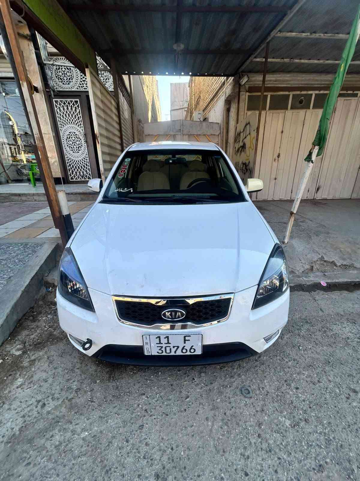 السلام عليكم Kia RIO 
2012 خليجي الشركة العامة 
محرك ١٦٠٠ دوش 
سيارة خير من الله جاهزة تخم تاير جديد صدر امامي كلة جديد نفض منضومة تبريد كاملة جديدة شرط الي كايل جديد تجي تشوفة اذا مو جديد متاخذ السيارة خير من الله جاهزة للاخير 
منضومة زنون وزرع عدسة شرط لايت نهار دواخلها بلاد كشنات بلادية مدوشم تنتة وسفاري ودشبول 
رقمي : *********** متواجد واتساب واتصال فقط 
مكاني: حي اور مقابل جامع عمار بن ياسر 
1_ملاحضة:  مكفولة من الصبغ والتبديل 
2_ ملاحضة: سيارة باسمي شخصيا سنوية وهزة ورقم انكليزي جديد بغداد
شرط كبات وكتلوكات الشركة بيها 
السعر : 79 وبيها مجال
