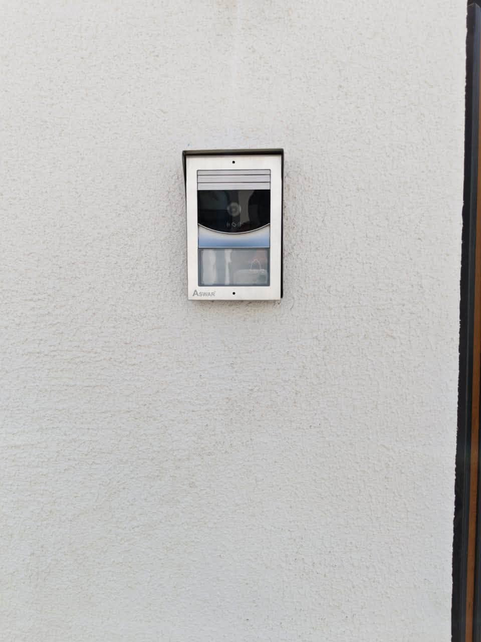 🏡 للإيجار – منزل حديث في مجمع البدور كاردنز / بغداد
منزل جاهز للسكن بموقع هادئ داخل المجمع، يجمع بين المساحات العملية والتجهيزات الحديثة لتوفير الراحة والأمان.

📐 المساحة: 200 م²

🏘️ طابقان – الصنف D (قياسي)

✨ تفاصيل المنزل:

• 4 غرف نوم

• صالة استقبال ومعيشة واسعة

• غرفة طعام مستقلة

• مطبخ

• 4 حمامات

• غرفة غسيل مستقلة

• مخزن

• كراج للسيارة

• حديقة أمامية وحديقة خلفية صغيرة

🔐 تجهيزات الأمان والراحة:

• حاكية (إنتركم) وكاميرات مراقبة

• باب قاصة للمنزل بمفتاح إلكتروني

• حساس غاز وحساس أمني

• استبدال جميع البلكات الكهربائية بأخرى زجاجية بتصميم عصري

• 10 بلكات سمارت للتحكم الذكي

• منظومة ستلايت تدعم فتح القنوات المشفرة

🌿 بيئة سكنية آمنة وخدمات متكاملة داخل المجمع، مع موقع هادئ يناسب السكن العائلي.

الايجار مليونان

للتواصل

+964 790 185 9255
