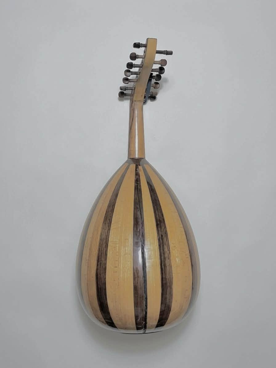 مرحبا اخواني لدي آلاتين عود للبيع
1- الاول اللون الاسود صناعة عراقية (عود سحب من صناعة محمود ابو ذكرى سنة 2010 ) السعر 400 

2- والعود الثاني اللون الاصفر المخطط هو عود من شركة زرياب سوري (2020) مصلح فقط الضهر والزند سعره 120 الف 
المراسلة على الخاص او رقم الواتساب ( *********** ) .
