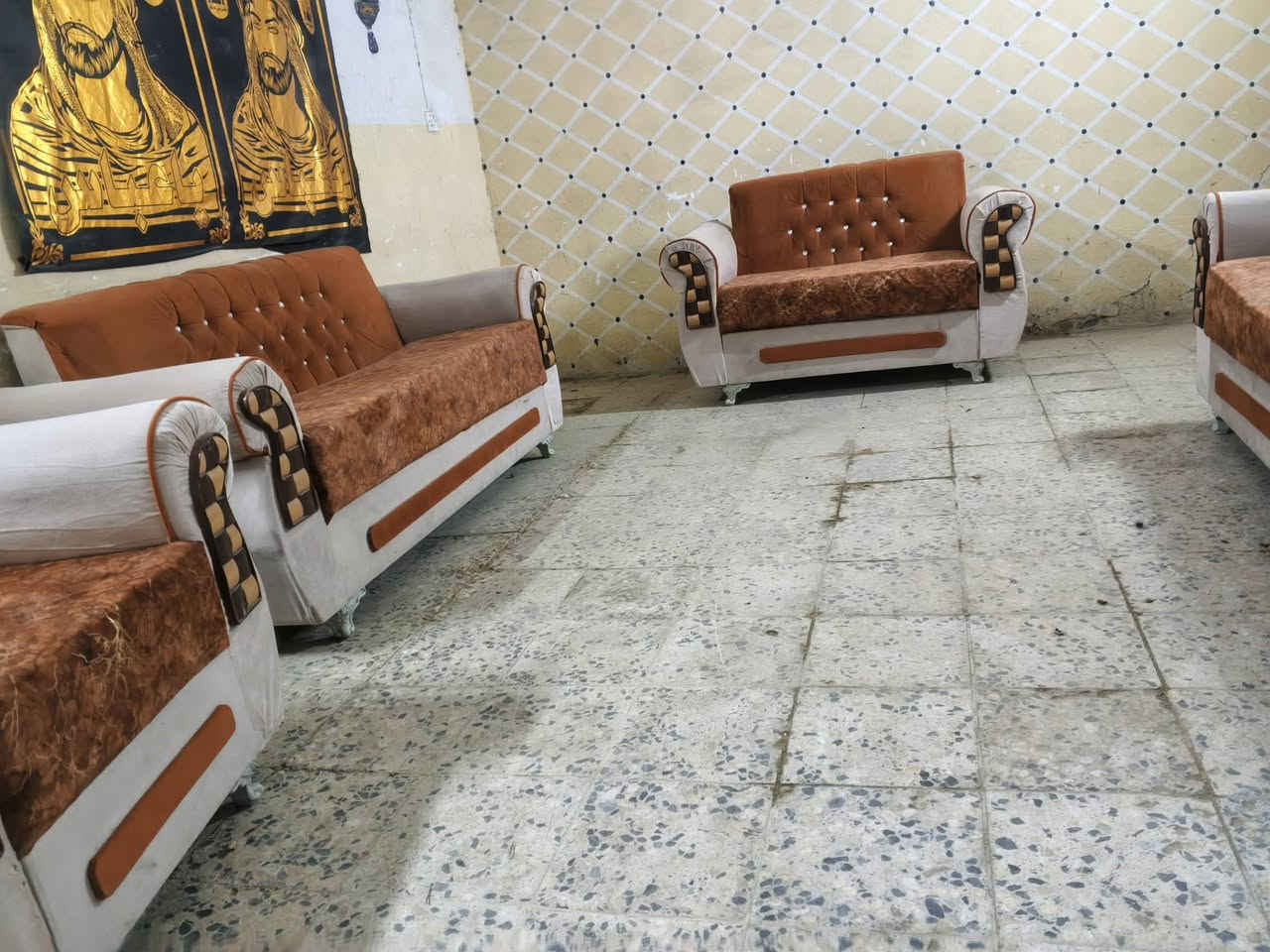 تخم عشر مقاعد نضيف اسفنج عالي العنوان بابل الحمزه الغربي الحي العسكري الاستفسار ***********
